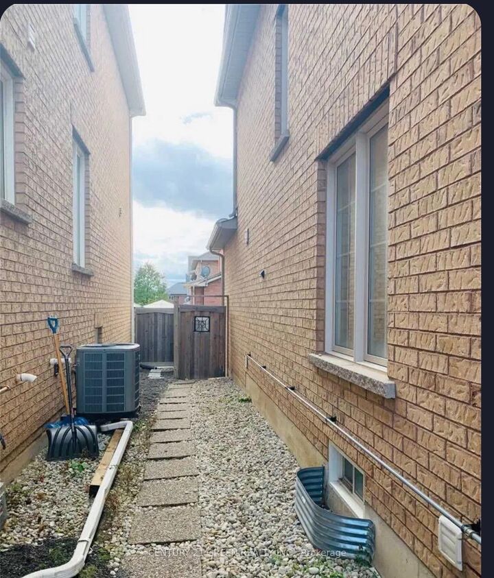 428 Scott Boulevard (Bsmt)  Milton ON L9T 0T4 photo