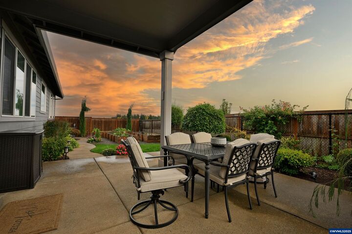 Property Photo:  2332 Veneta Av S  OR 97302 