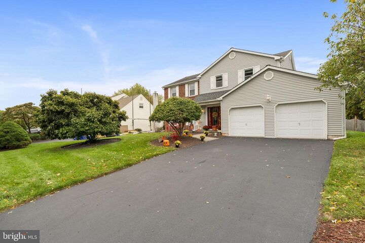 Property Photo: 258 Woodlake Drive PA 18966