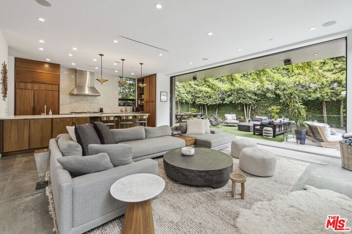 Property Photo:  1506 Walnut Ave  CA 90291