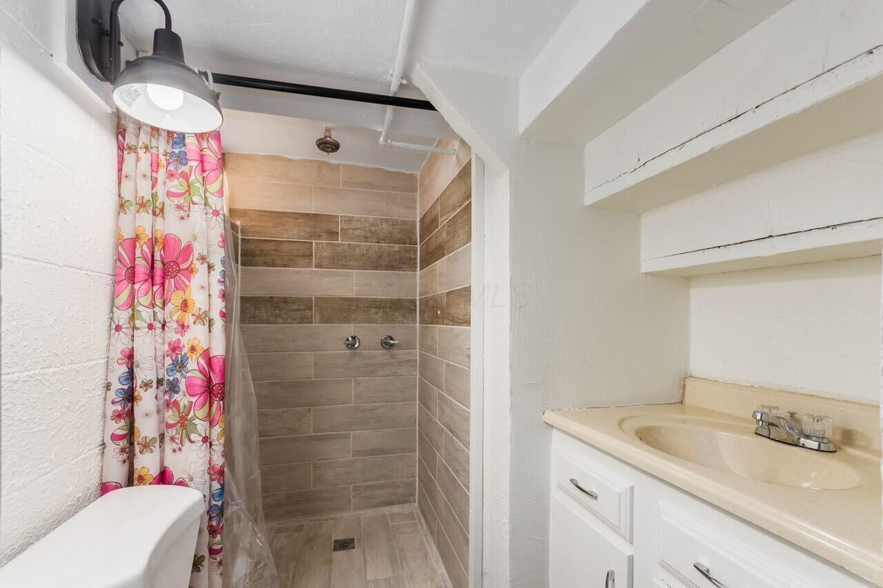 Property Photo: 492 Lennox Avenue OH 43228