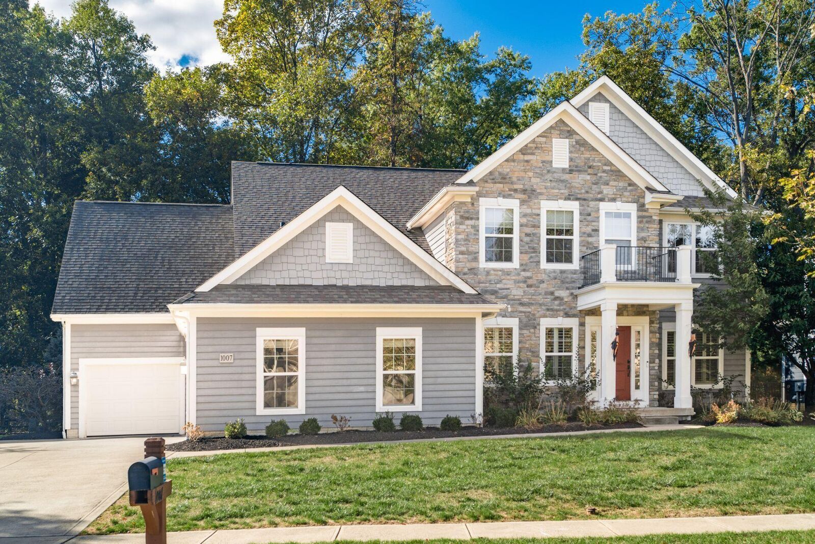 Property Photo:  1007 Heritage Street  OH 43004