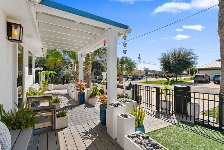 Property Photo: 21312 Hilltop Avenue FL 32413