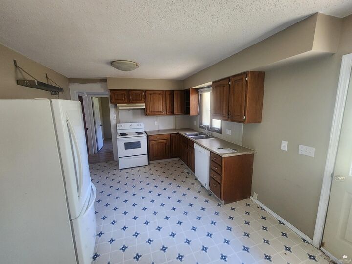 Property Photo:  2008 Poppy Court  KS 66502