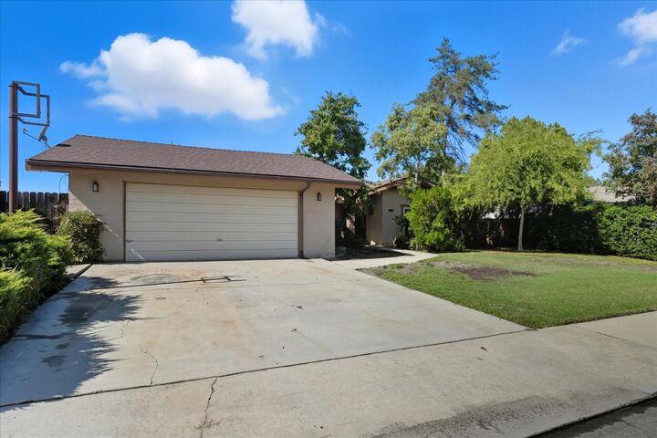 Property Photo:  165 Lyon Avenue  CA 93657 