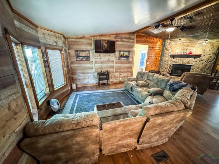 Property Photo: 7419 N State Line Road TX 75661