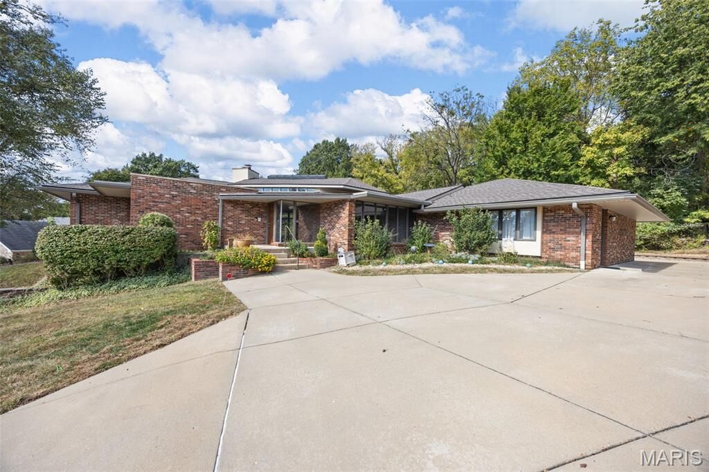 Property Photo: 2415 Glen Arden Drive MO 63146