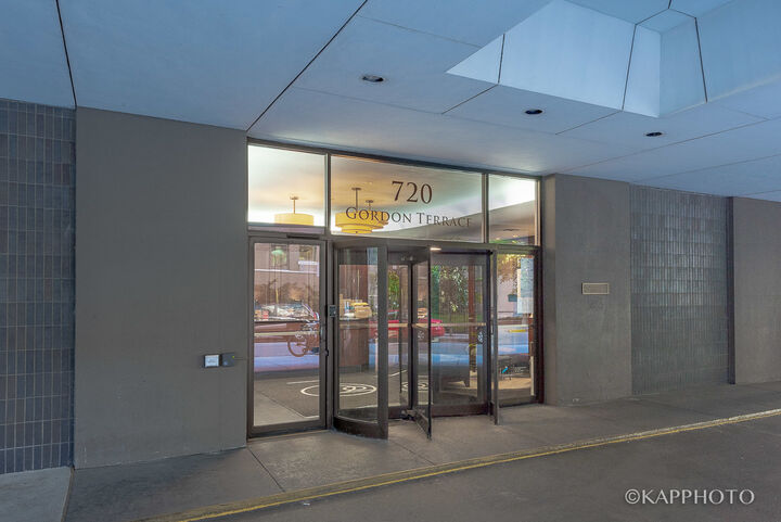 Property Photo: 720 W Gordon Terrace 3N IL 60613