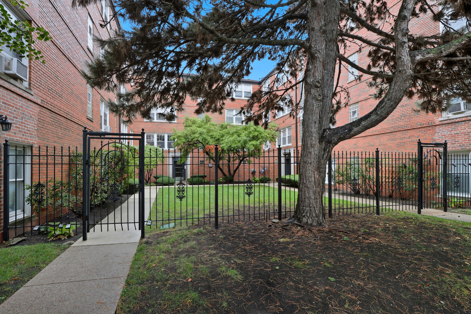 Property Photo: 2412 W Farragut Avenue 2B-2422 IL 60625