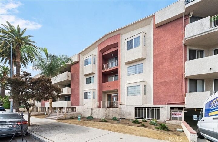 Property Photo: 4705 Kester 209 CA 91403