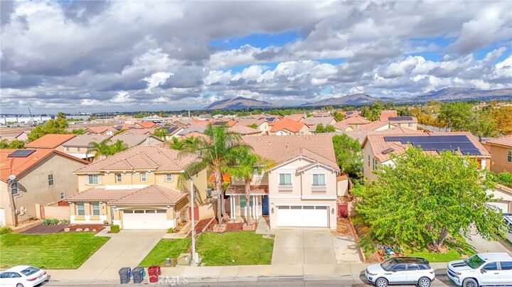 Property Photo:  25980 Avenida Espaldar  CA 92551 
