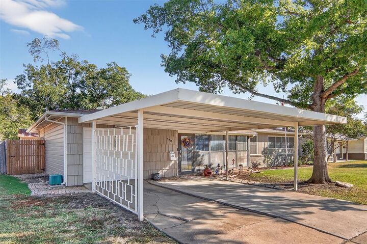 Property Photo: 5213 Mallory Drive TX 76117