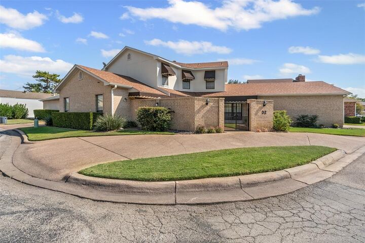 Property Photo:  32 One Main Place  TX 76126