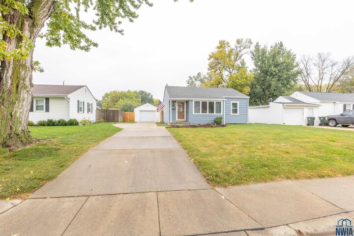 Property Photo: 3209 Maplewood Street IA 51104