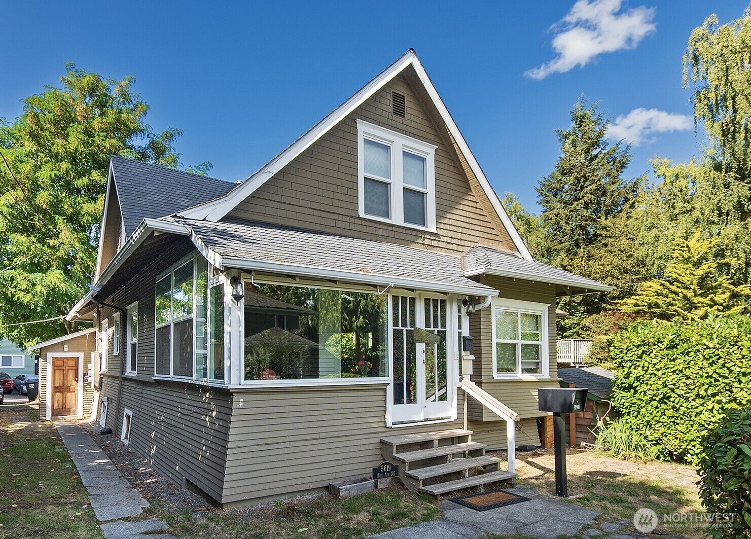 Property Photo: 5619 16th Avenue NE WA 98105