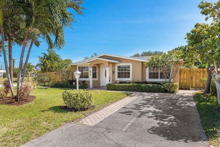Property Photo: 272 NE 13th Street FL 33483