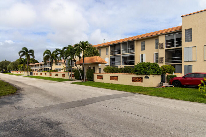 Property Photo: 331 SW 8th Street 3-F-E FL 33432