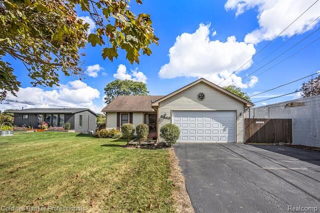 9866 Dixie Highway  Springfield Twp MI 48348 photo
