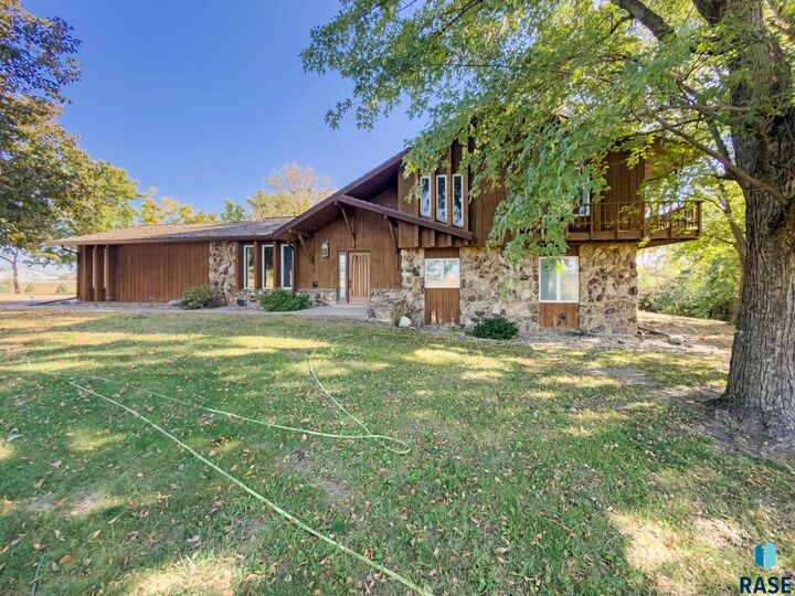 Property Photo: 902 N Broadway Ave SD 57043