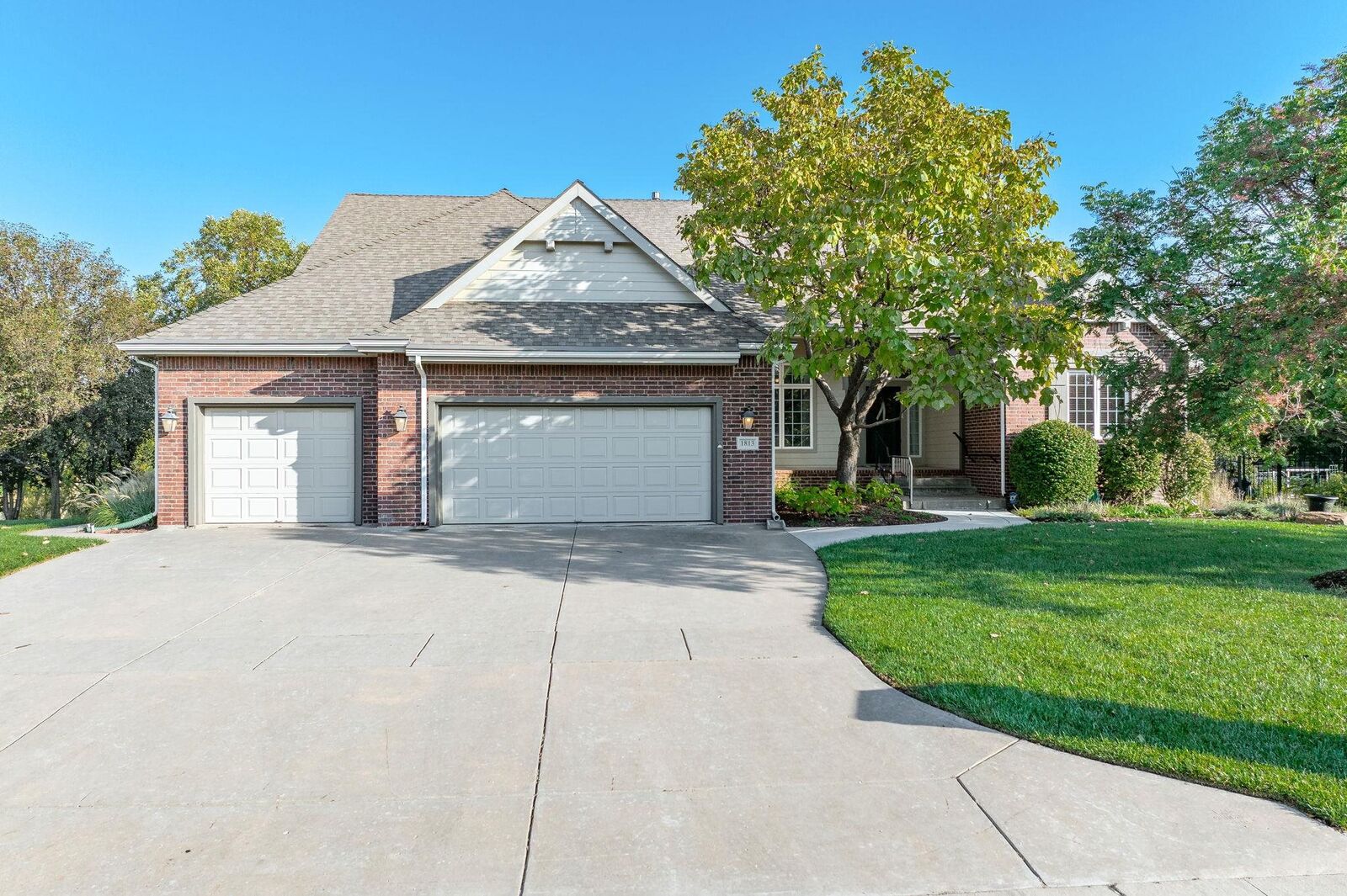 Property Photo: 1813 N Cranbrook Cir KS 67206