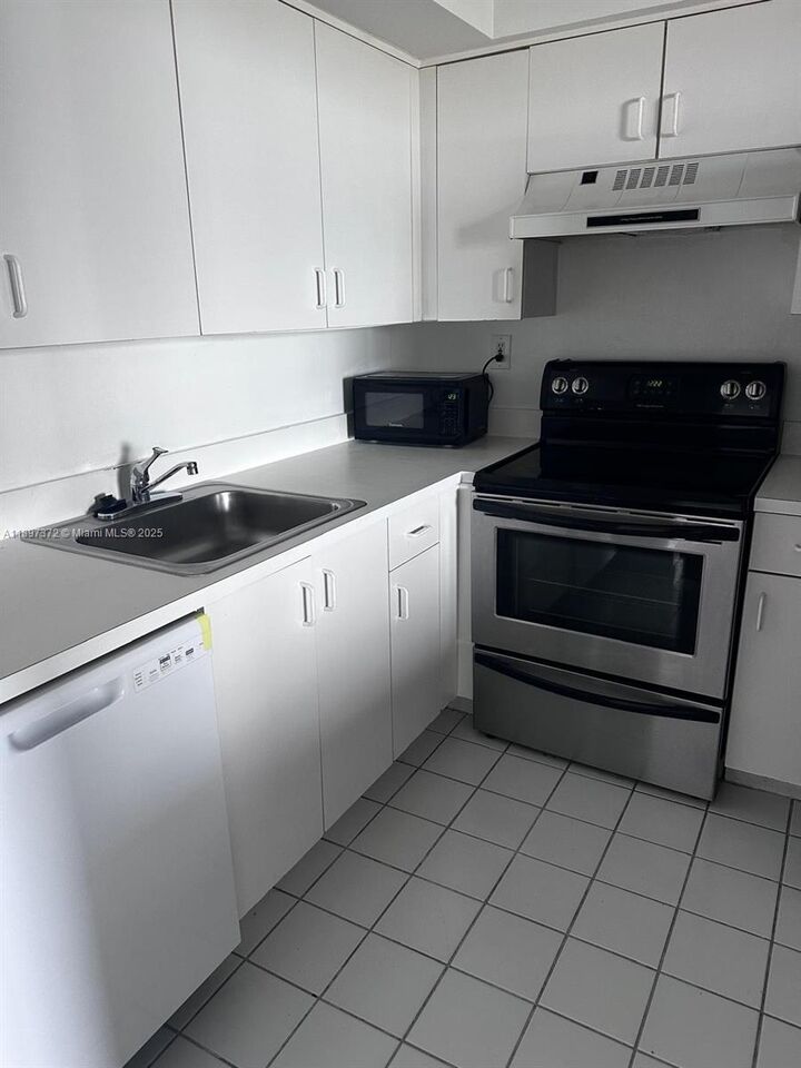 Property Photo: 3300 NE 191st St 904 FL 33180