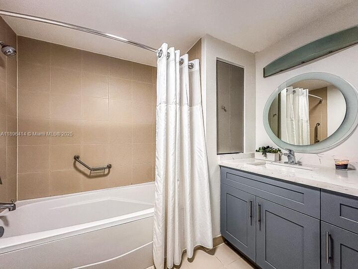 Property Photo: 2889 McFarlane Rd 912 FL 33133
