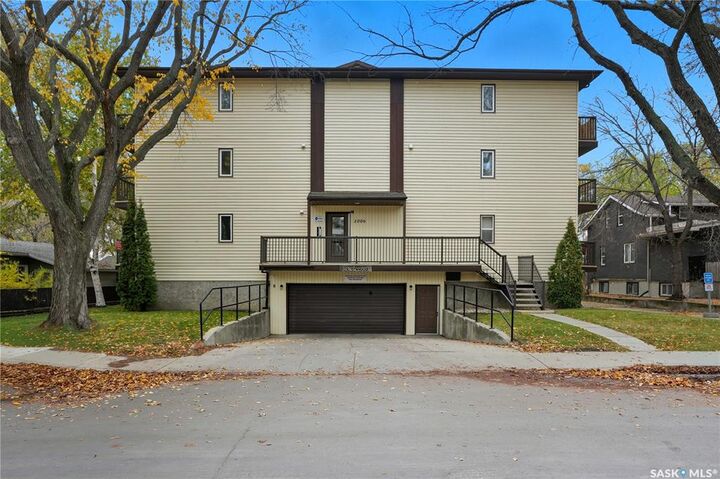 Property Photo: 1006 9th Street E 204 SK S7H 0N2