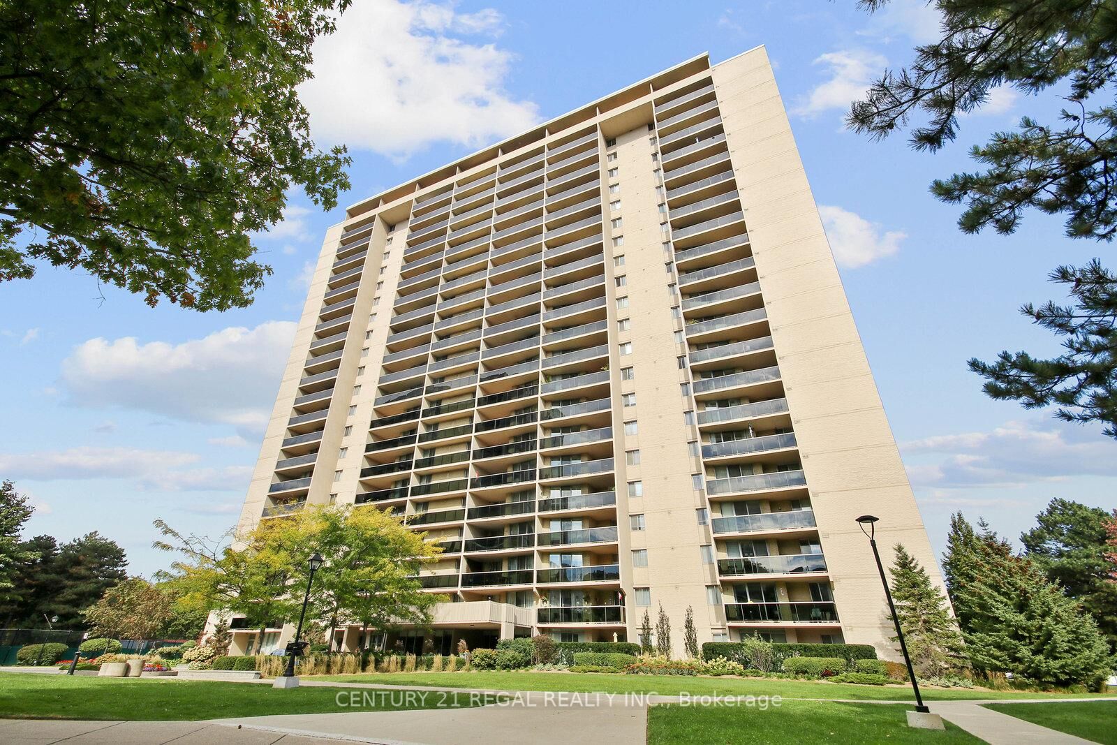 Photo de la propriété: 812 Burnhamthorpe Road E 1207 ON M9C 4W1