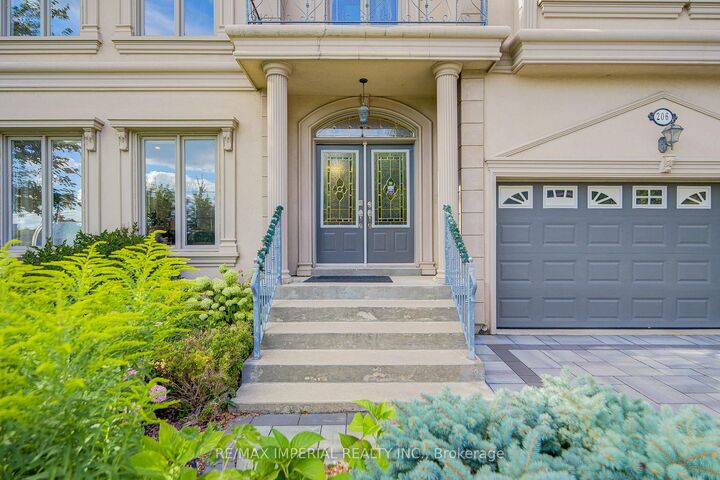 Photo de la propriété: 206 Hollywood Avenue ON M2N 3K6