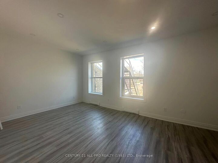 Property Photo:  82 King Street W Unit 2  ON K9A 2M3