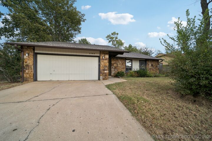 Property Photo:  1705 N 21st Street S  OK 74012 