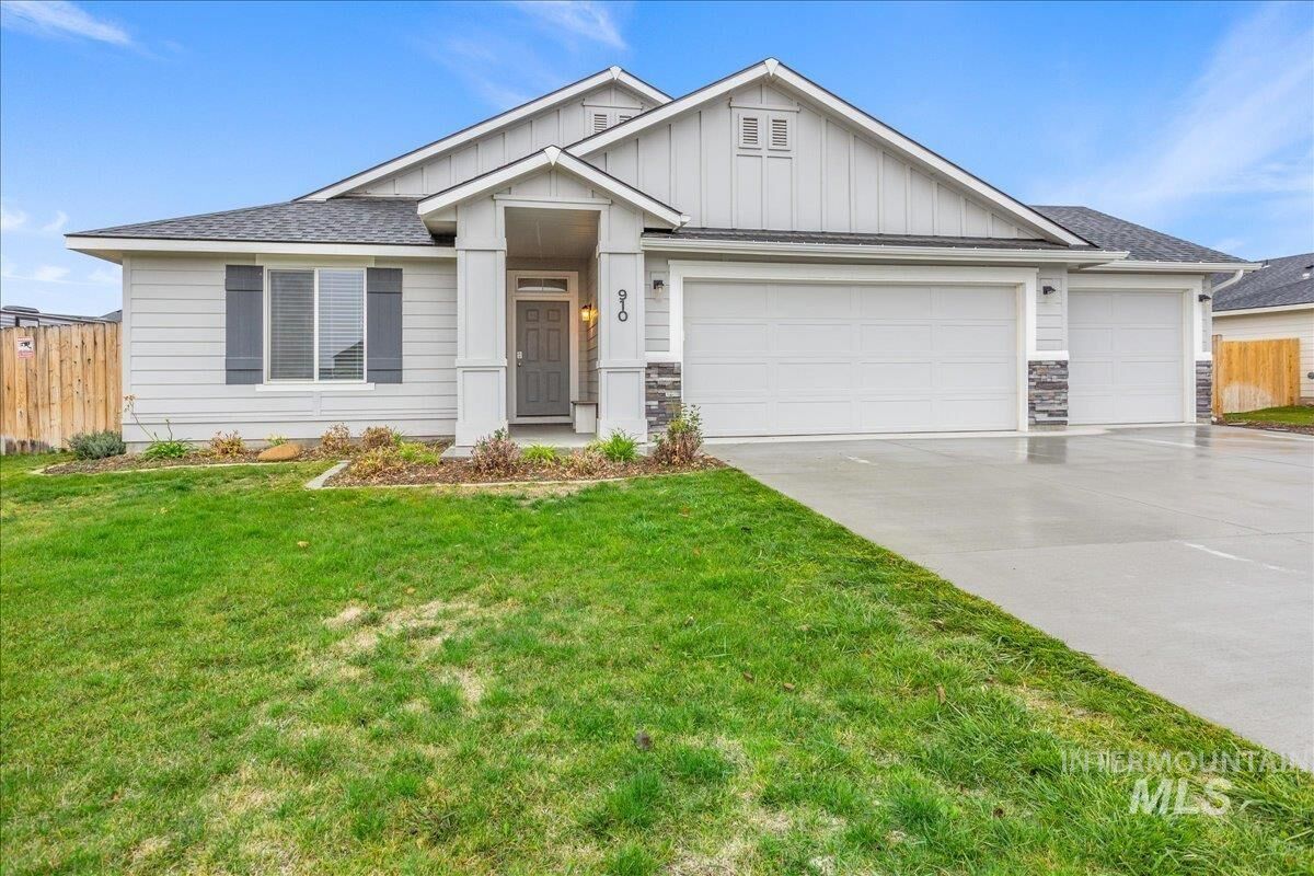 Property Photo:  910 SW Lago St.  ID 83647