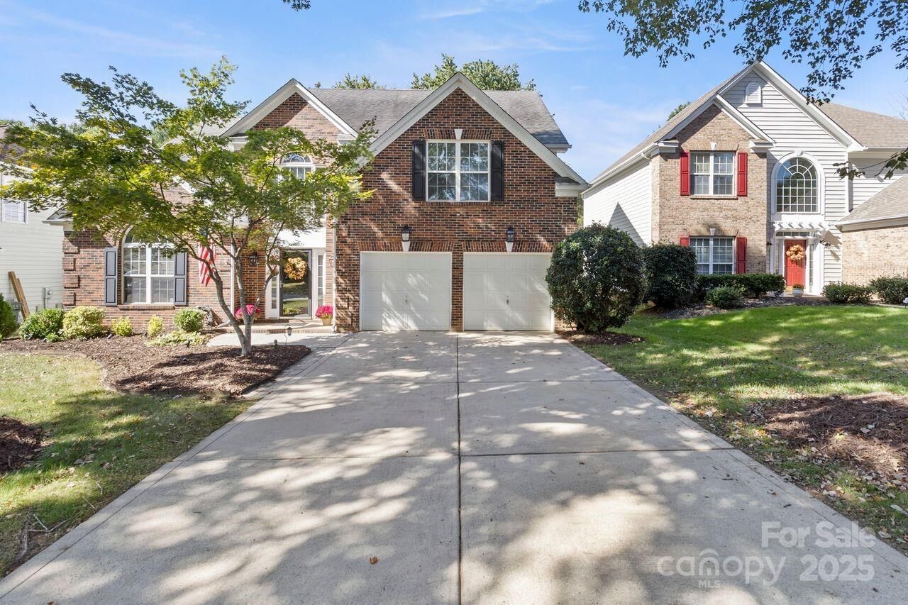 Property Photo: 16203 Hollingbourne Road NC 28078