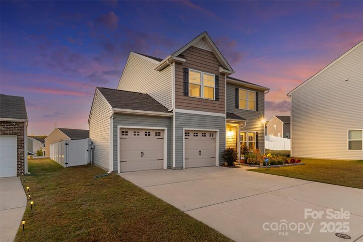 Property Photo: 8926 Rockrose Way NC 28214