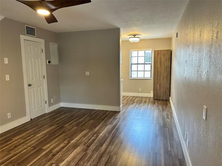 Property Photo: 620 NE 28th St 207 FL 33334