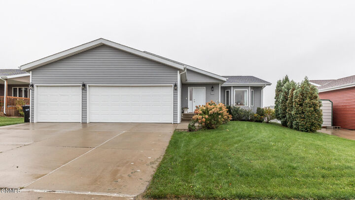 Property Photo: 5125 Hitchcock Drive ND 58503