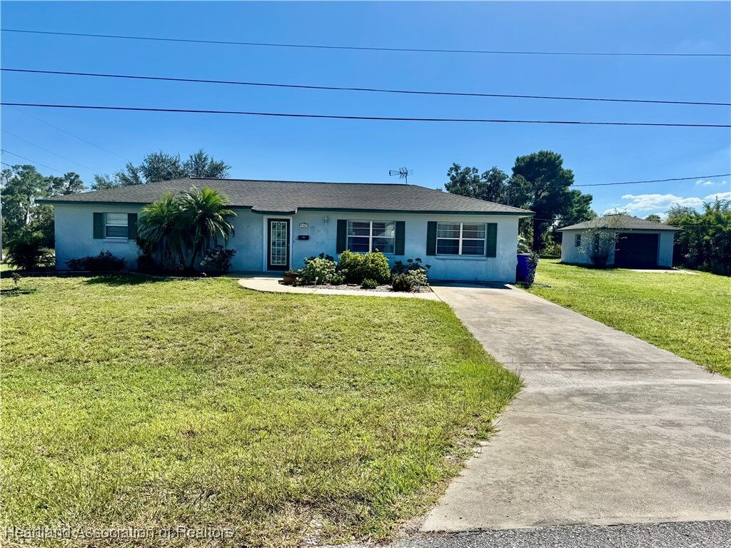 Property Photo: 1421 Goldbud Street FL 33852