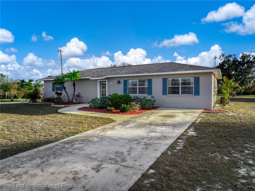 Property Photo:  1421 Goldbud Street  FL 33852 