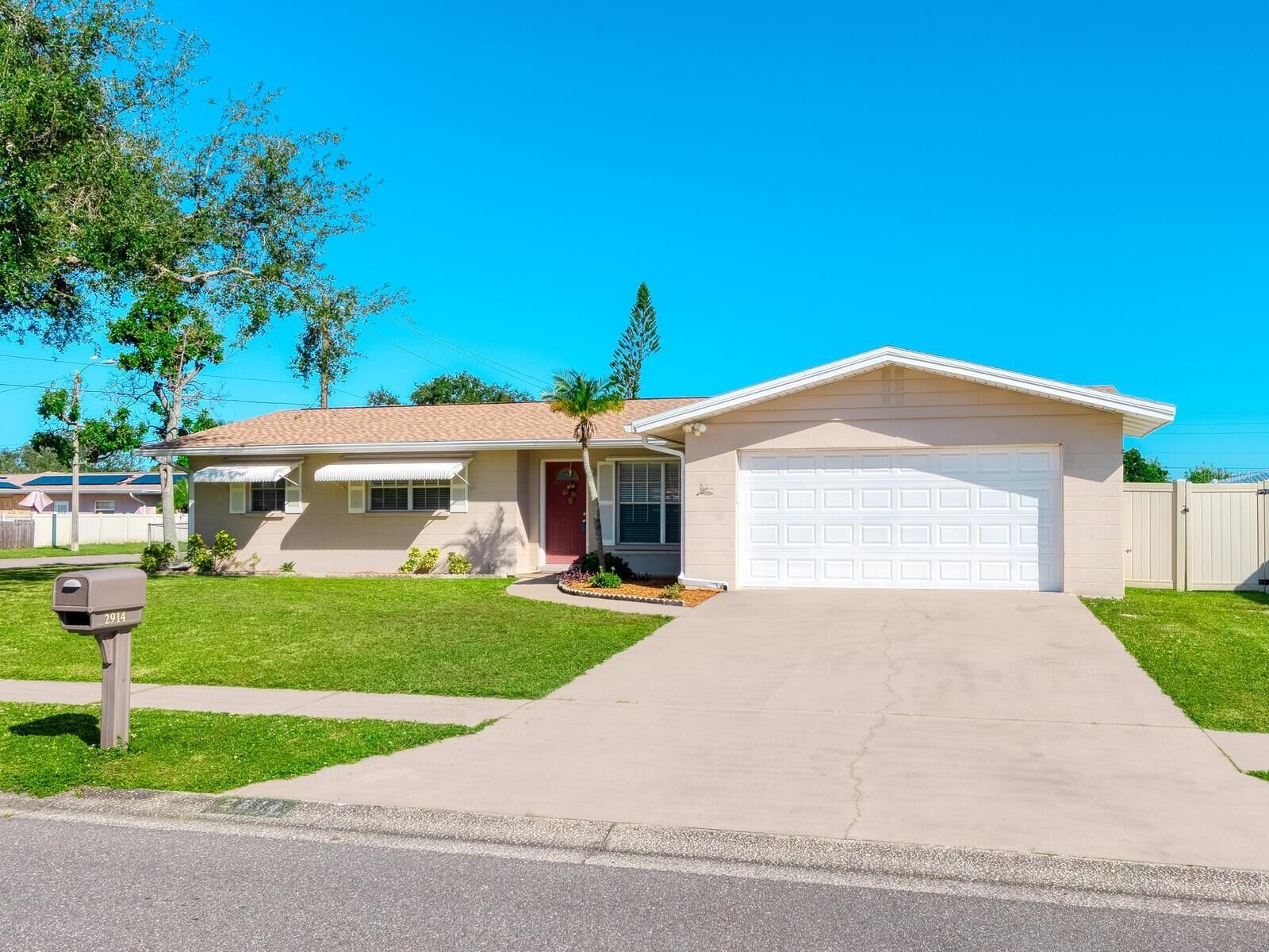 Property Photo: 2914 22nd Avenue W FL 34205