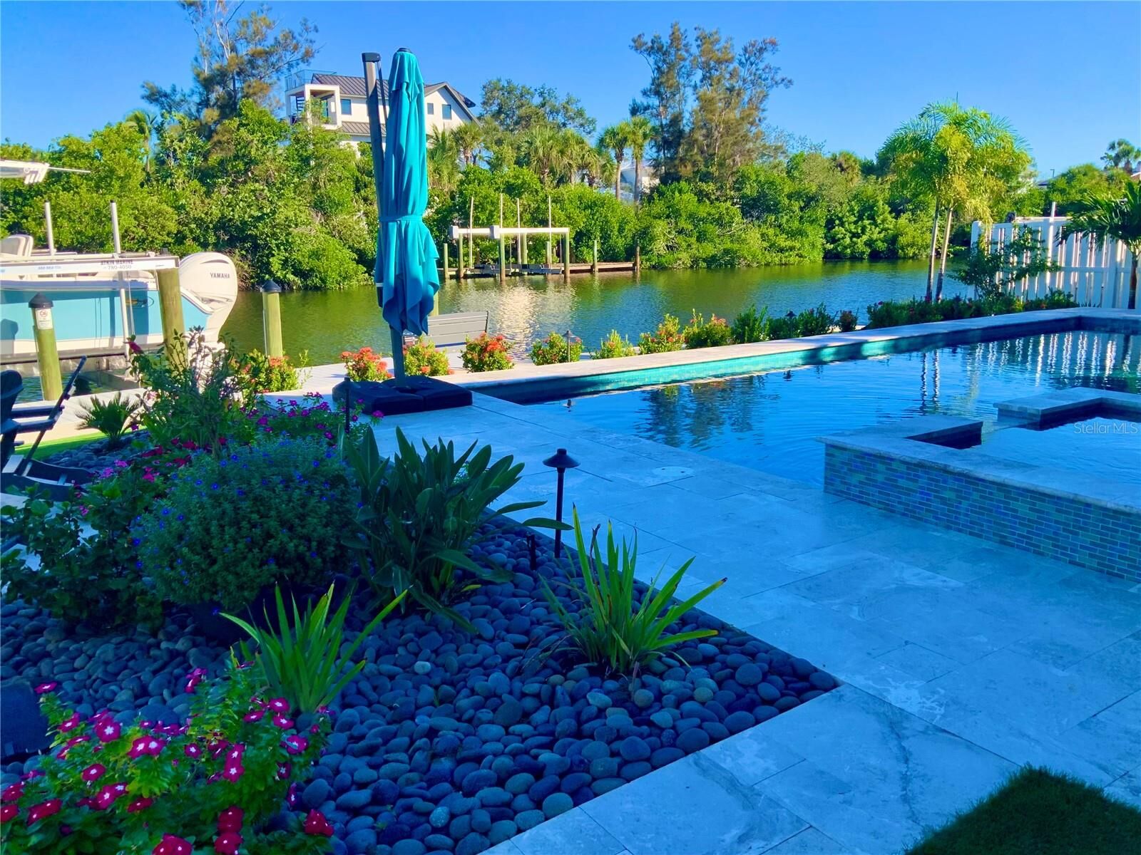 Property Photo: 262 Island Circle FL 34242