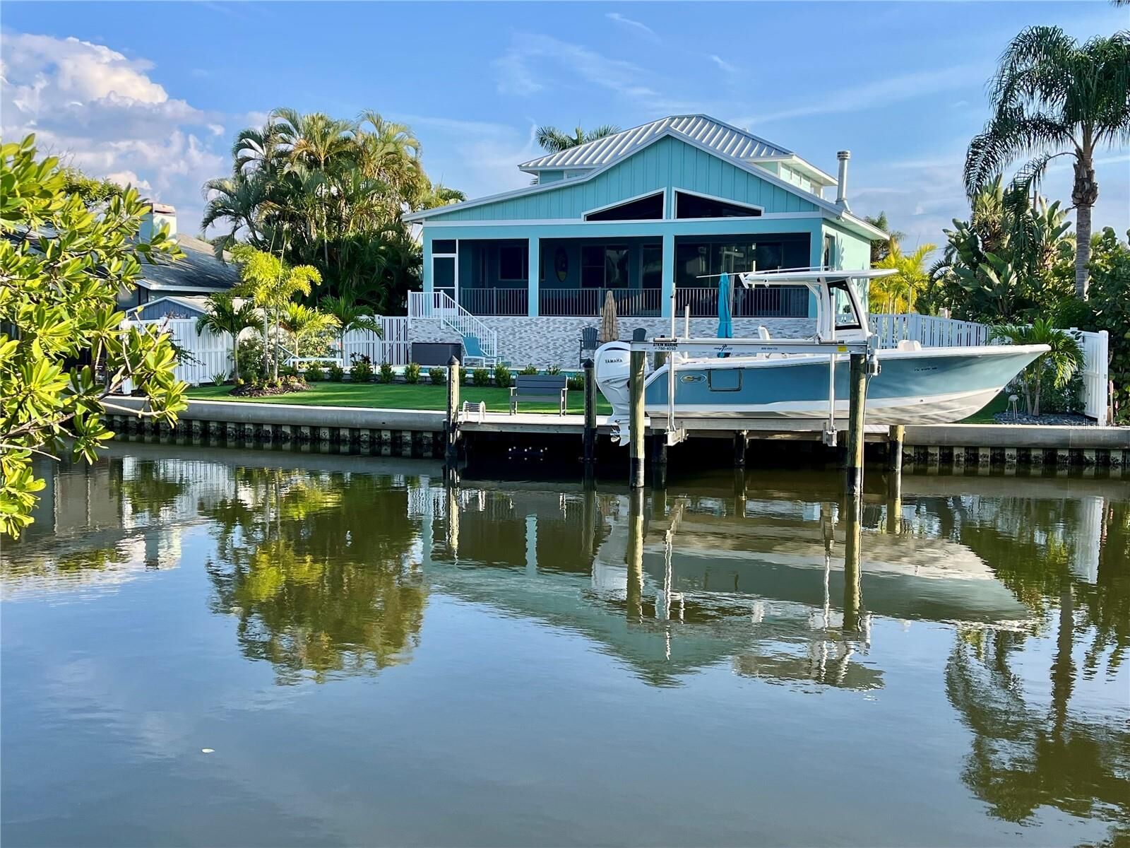 Property Photo:  262 Island Circle  FL 34242 