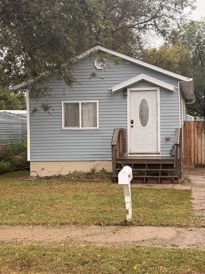 Property Photo: 611 14th St SE ND 58701