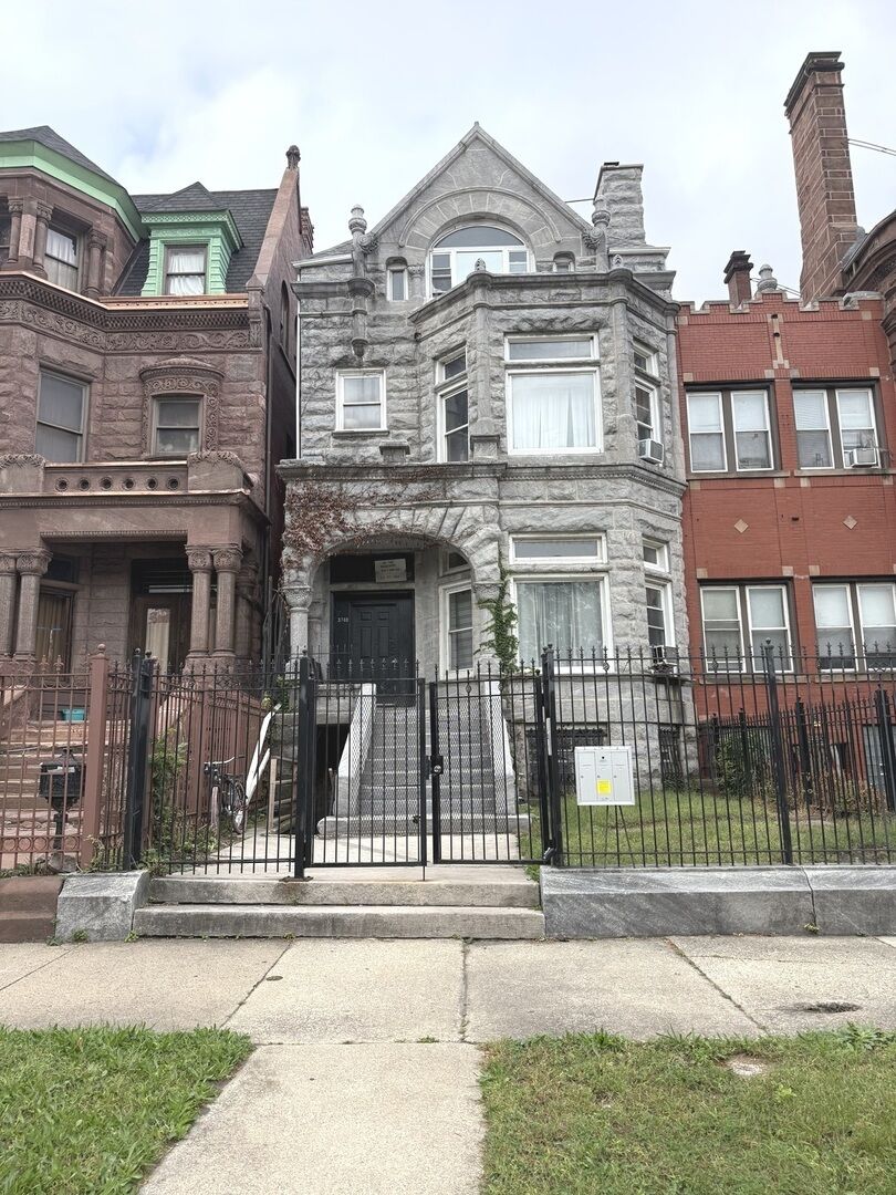 Property Photo: 3740 S Michigan Avenue 3 IL 60653