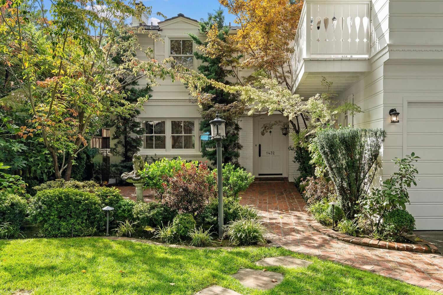 Property Photo: 1432 Teneighth Way CA 95818