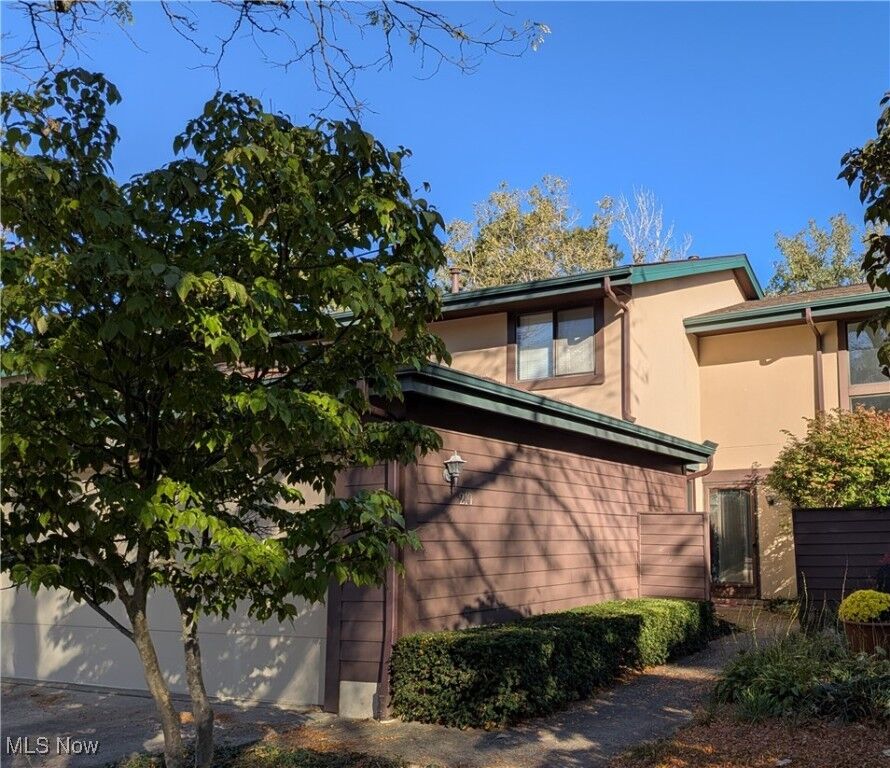 Property Photo: 210 Teal Trace 210 OH 44124