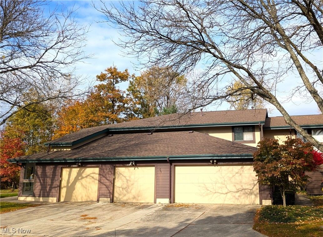 Property Photo:  210 Teal Trace 210  OH 44124