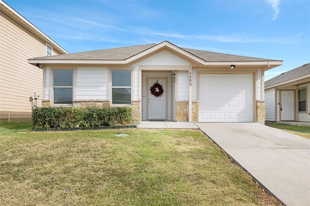 Property Photo: 1605 Village Park Trail TX 76028