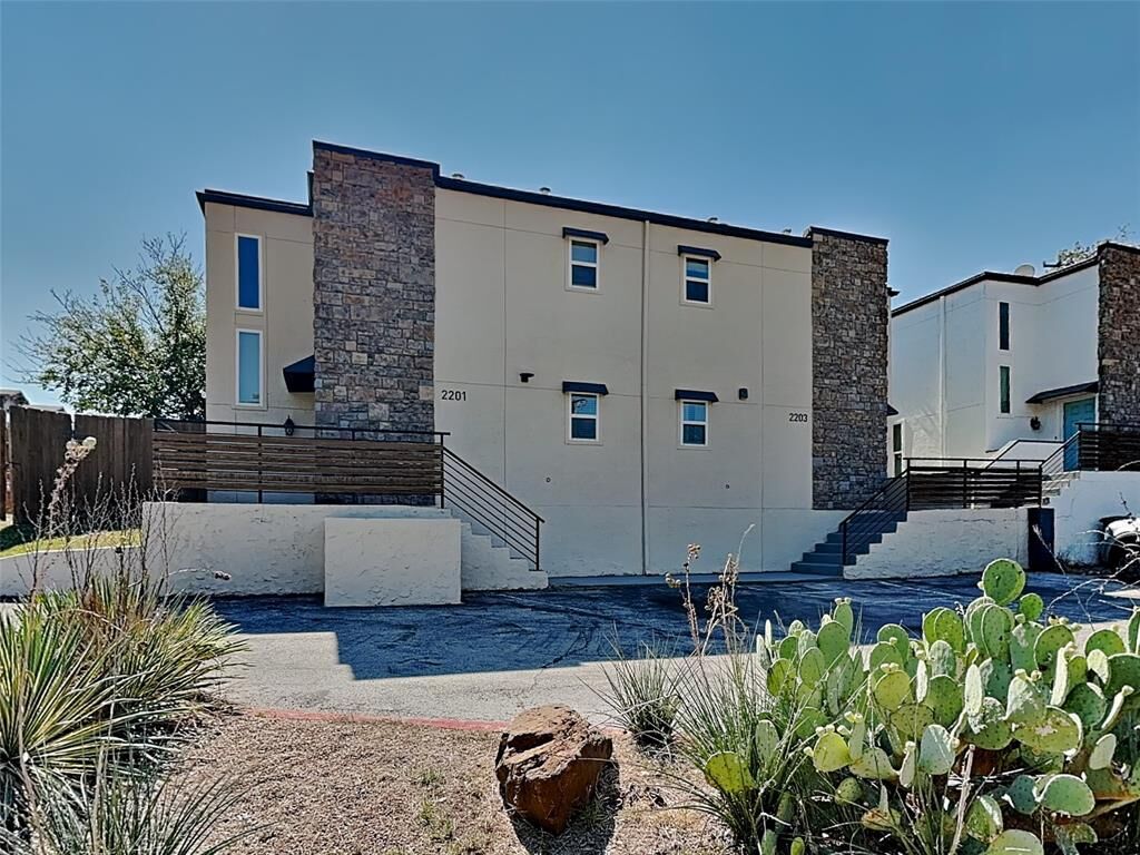 Property Photo: 2201 Park Hill Drive TX 76110