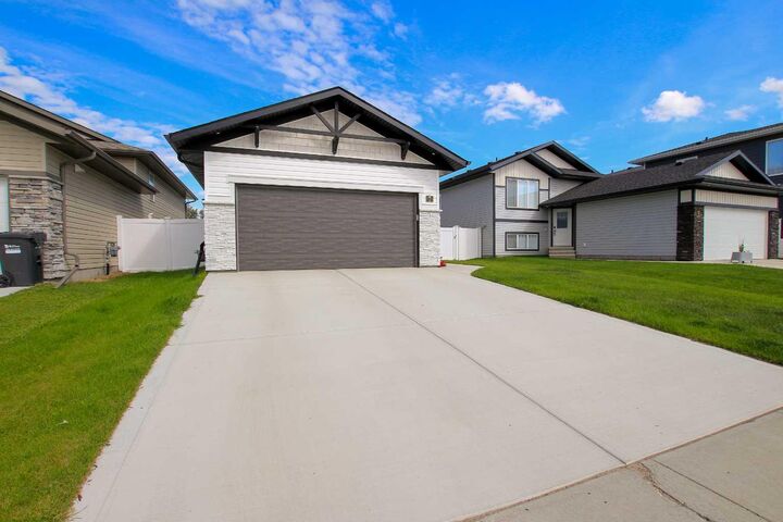 Property Photo: 7 Thayer Close AB T4P 0W7