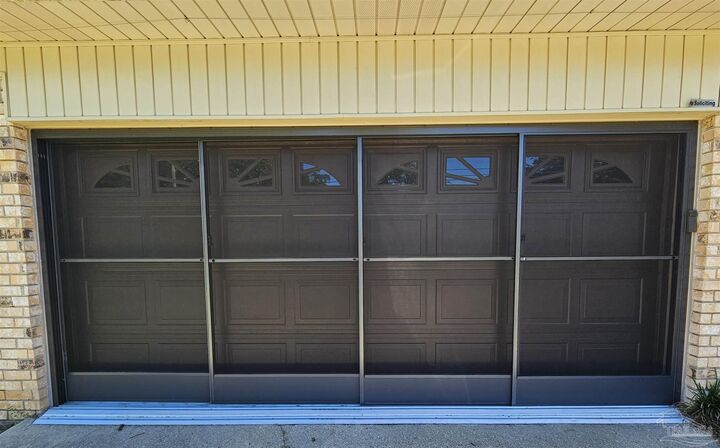 Property Photo: 6410 White Oak Dr FL 32503